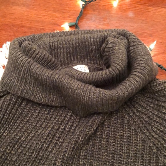 Mid length dark green turtle neck sweater - Picture 4 of 5